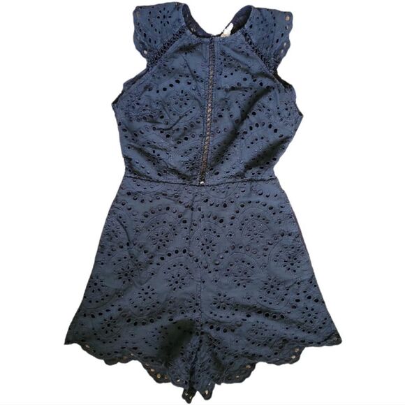 🤑 3 for $20 - TEA & CUP Black Sleeveless Eyelet Shorts Romper Size S - Picture 1 of 7